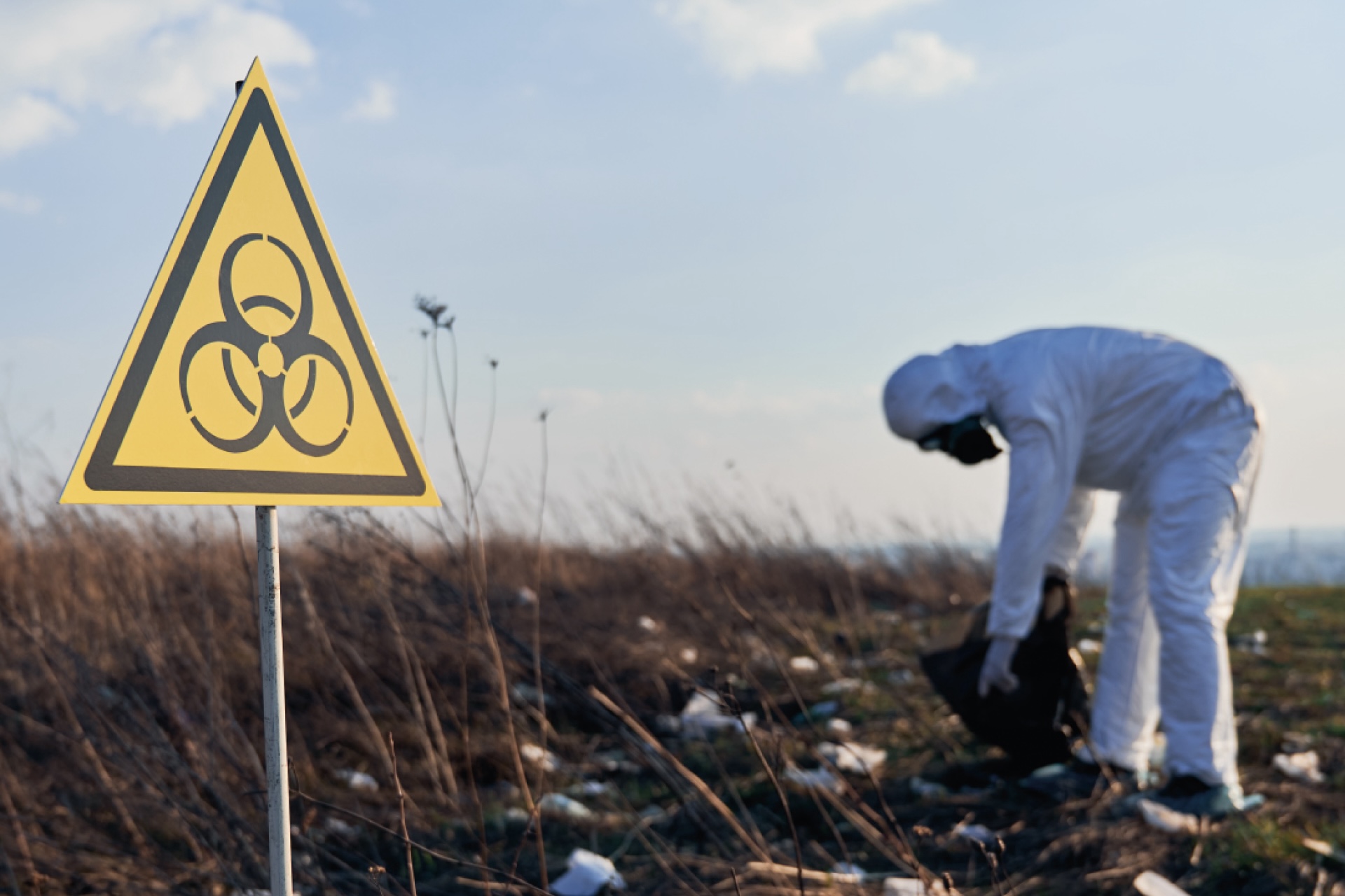Segnaletica rifiuti pericolosi e addetto allo smaltimento con dispositivi di sicurezza
